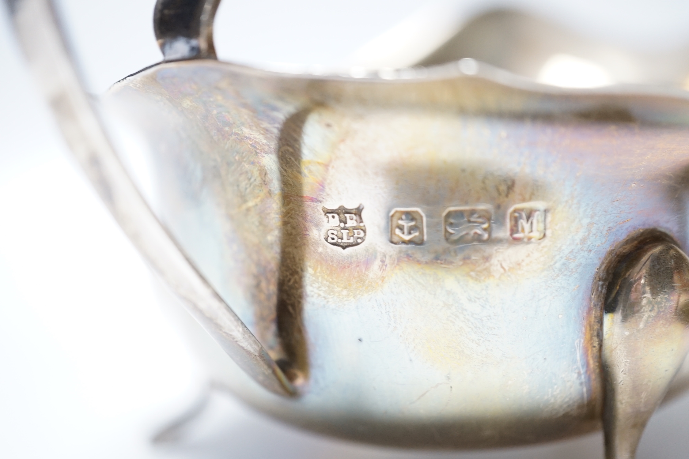 An Edwardian silver sauceboat, Chester, 1903 and a later silver sauceboat, Birmingham, 1936, 6oz.
